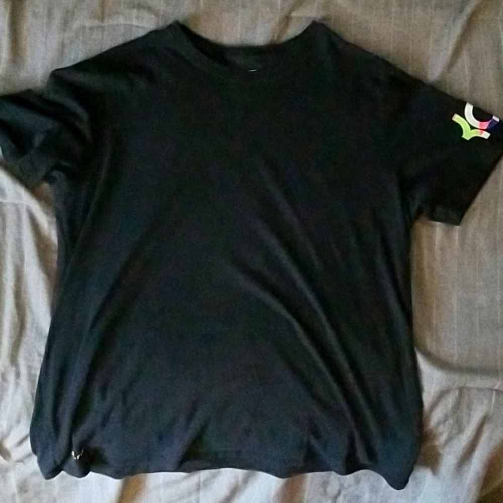 Nike Tee🛑browse my closet for more nike and save